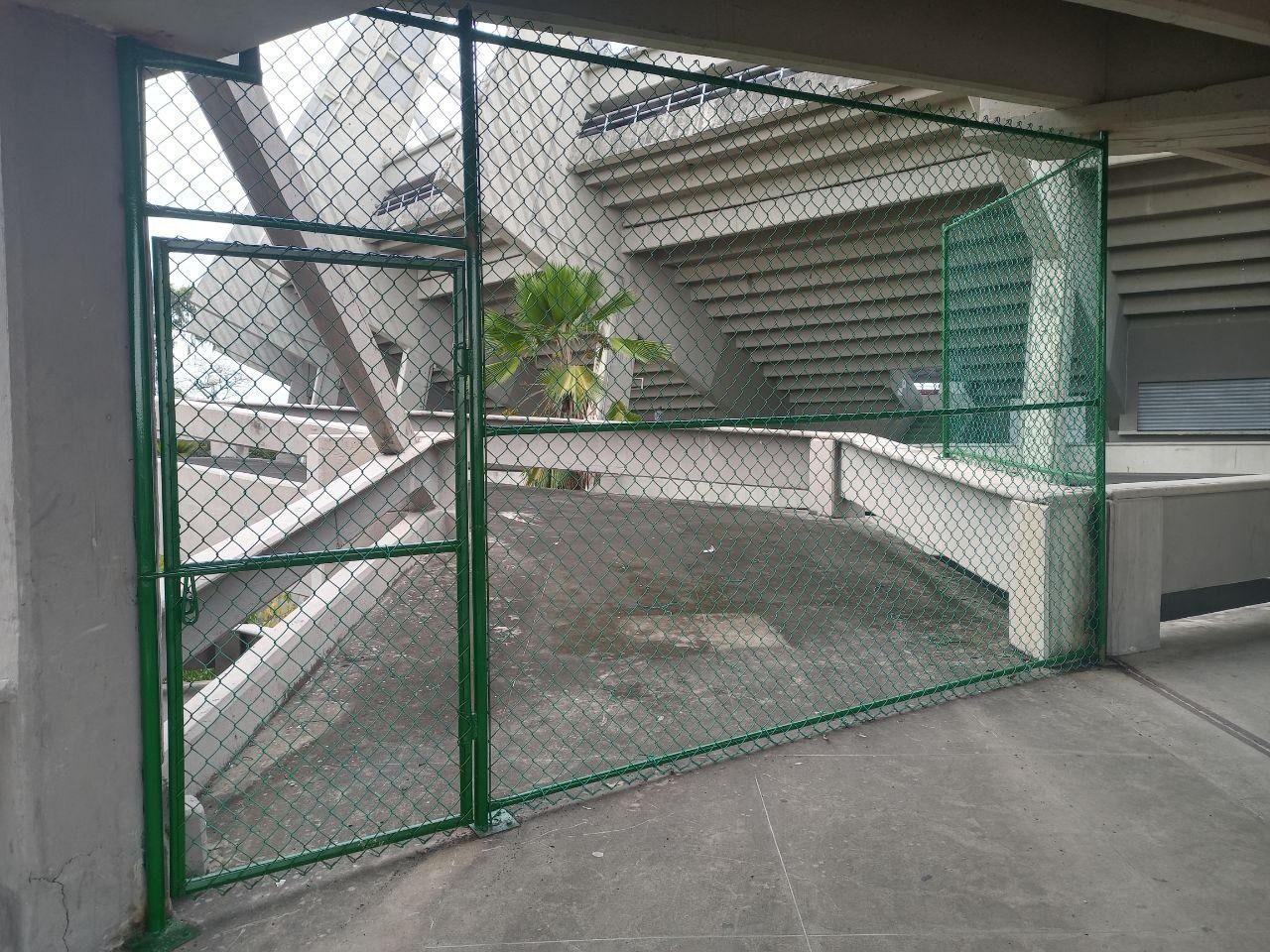 Mallas Torres, venta e instalación de malla eslabonada galvanizada forrada en PVC en Colombia.