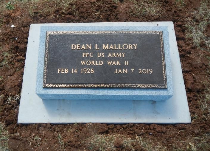 Gravestone plaque for Dean L. Mallory, PFC US Army, World War II, with birth and death dates.