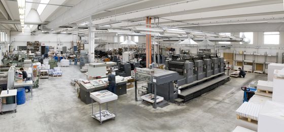 un macchinario per stampe grafiche con delle cinghie e dei rulli e sotto tanti fogli stampati un macchinario per stampe grafiche con delle cinghie e dei rulli e sotto tanti fogli stampati