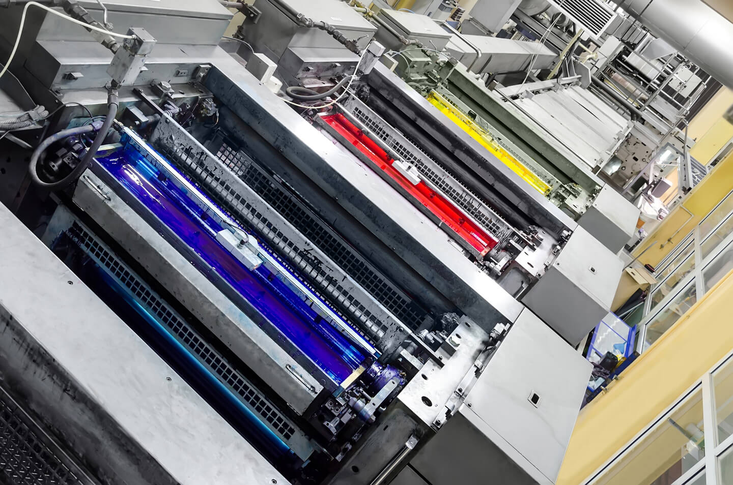 un grande macchinario all’interno di una fabbrica di stampe grafiche