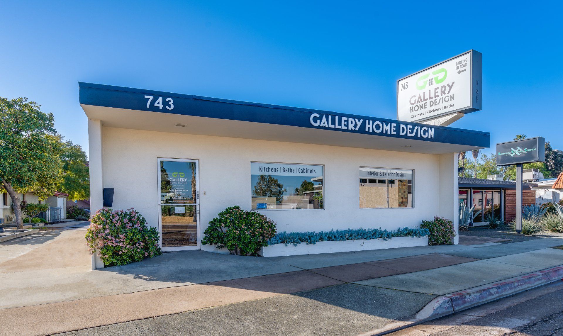 735-745 E. Valley Parkway