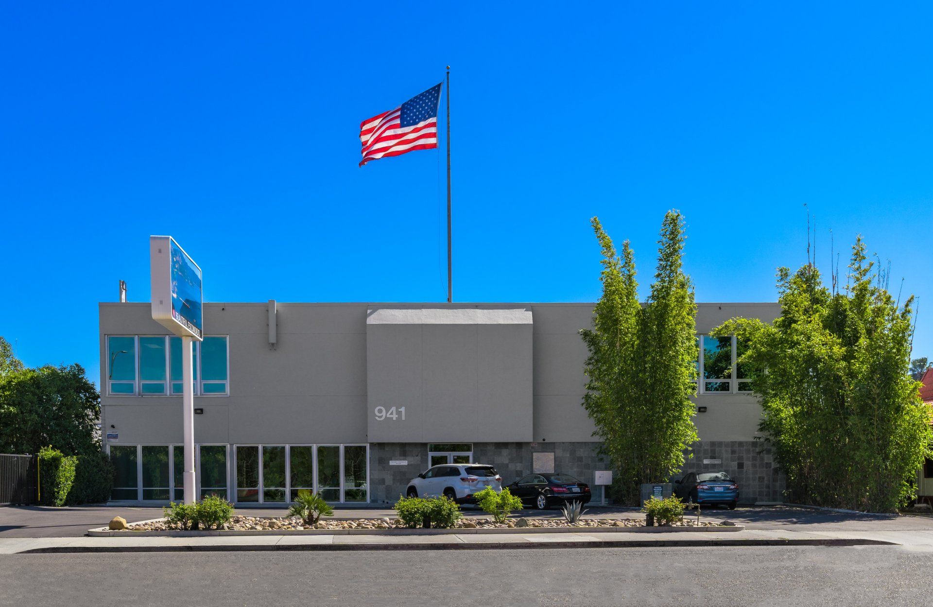 941 E. Valley Parkway