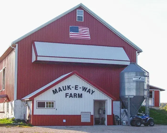 Mauk-e-way farm has a red and white building