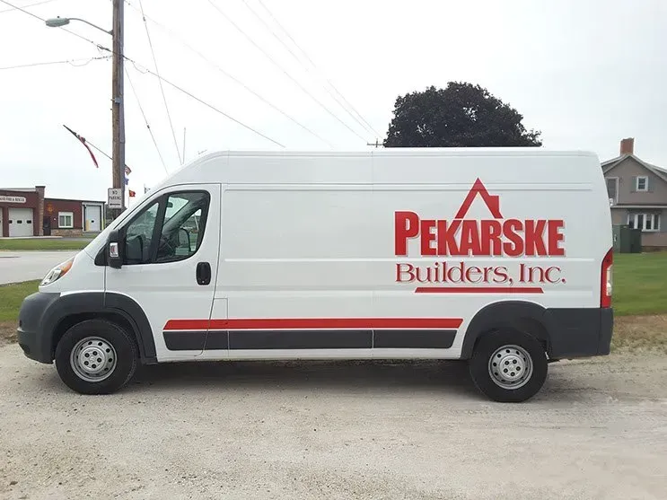 A white van with the word pekarske builders on it