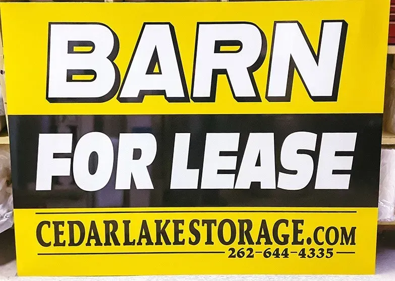 A sign that says barn for lease on it
