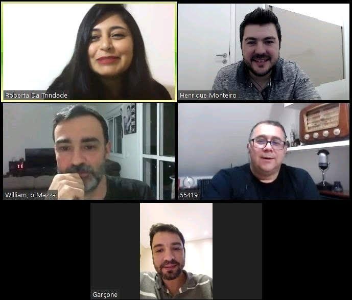 Cinco pessoas em uma videoconferência; elas estão sorrindo e parecem estar em suas casas.