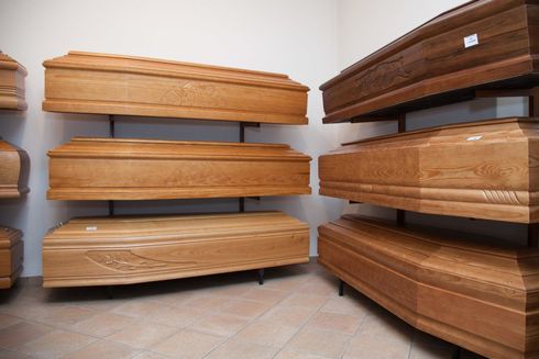Cassa funebre con composizione floreale elegante