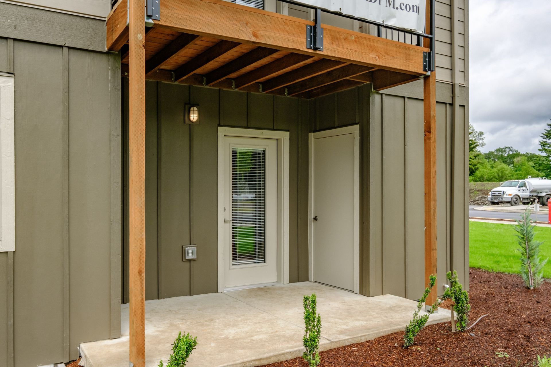 Santiam Gateway Apartments in Sweet Home Oregon – patio -1.