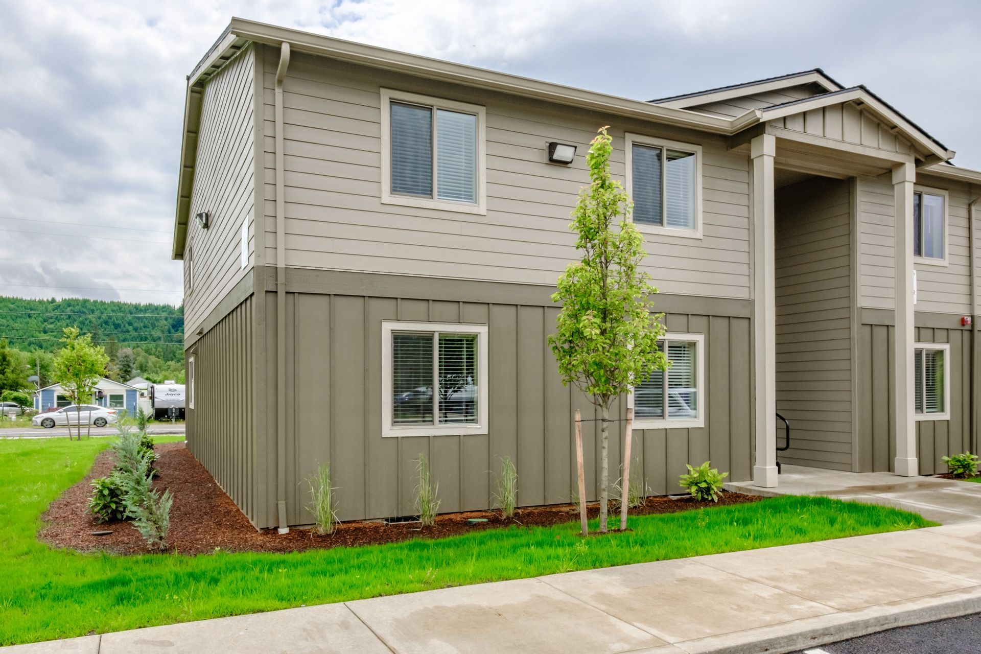 Santiam Gateway Apartments in Sweet Home Oregon – parking lot and apartment home building side and stairwell entrance.