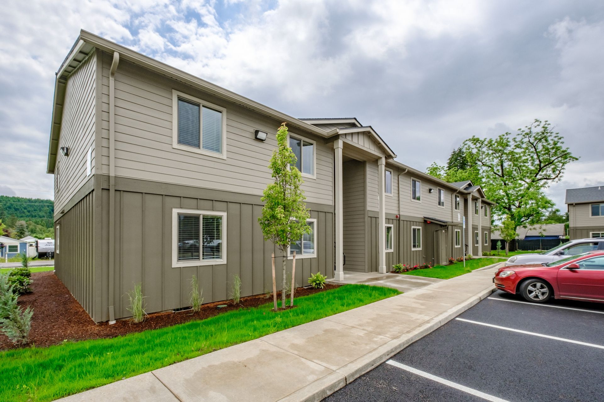Santiam Gateway Apartments in Sweet Home Oregon – parking lot and apartment home building.