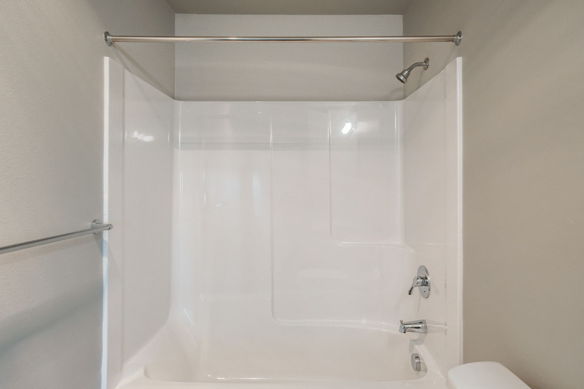 Birch Place Apartments in Salem Oregon, near Chemeketa Community College – shower -1.