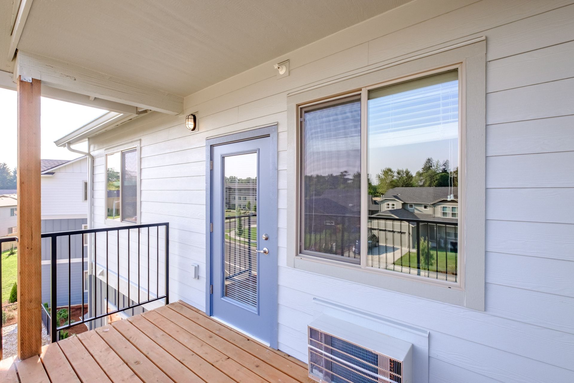 Hickory Hollow Apartments in North Albany OR, three-bedroom two-bathroom – balcony. 