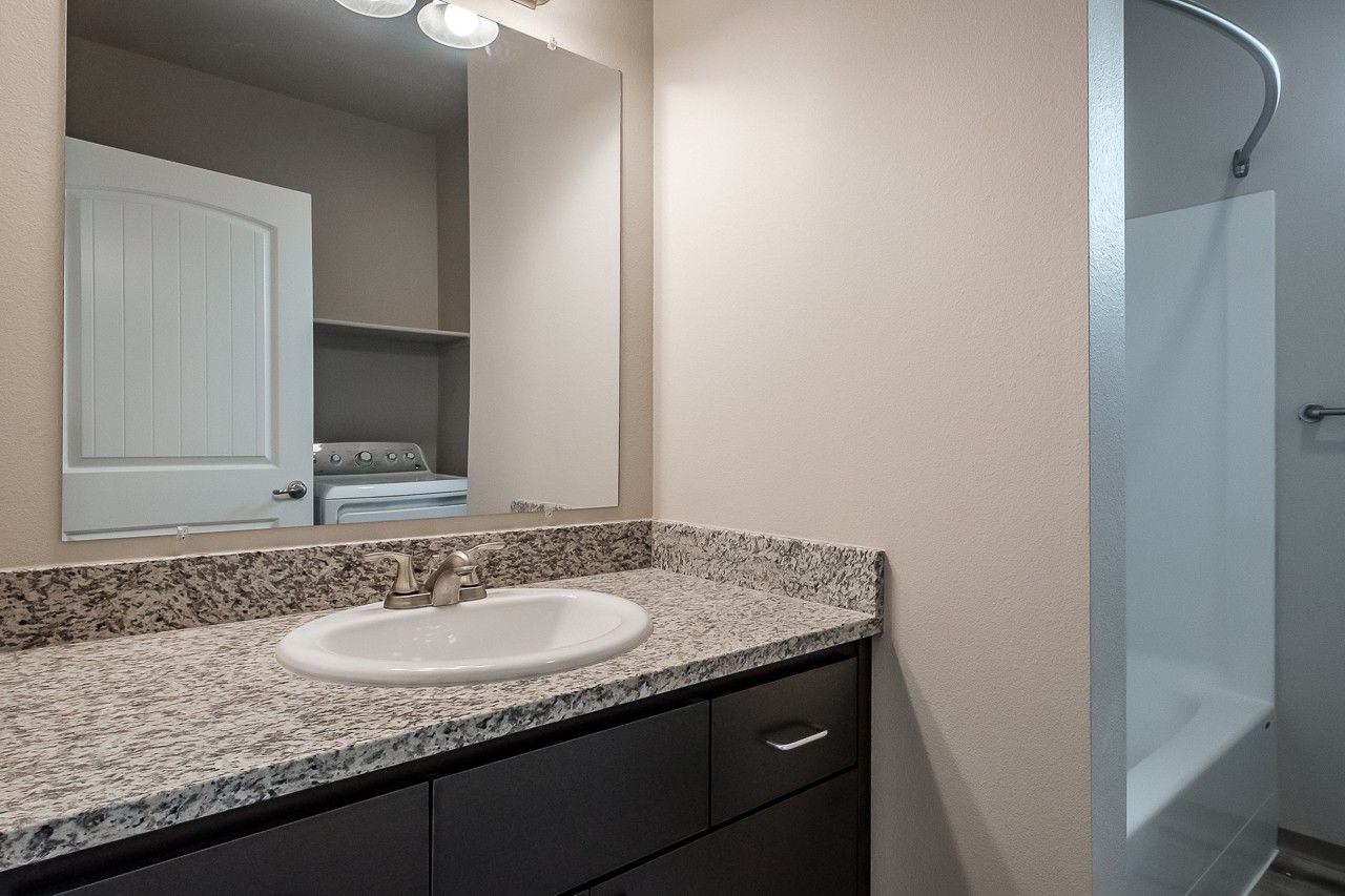 Hickory Hollow Apartments in North Albany OR, one-bedroom one-bathroom – bathroom. 