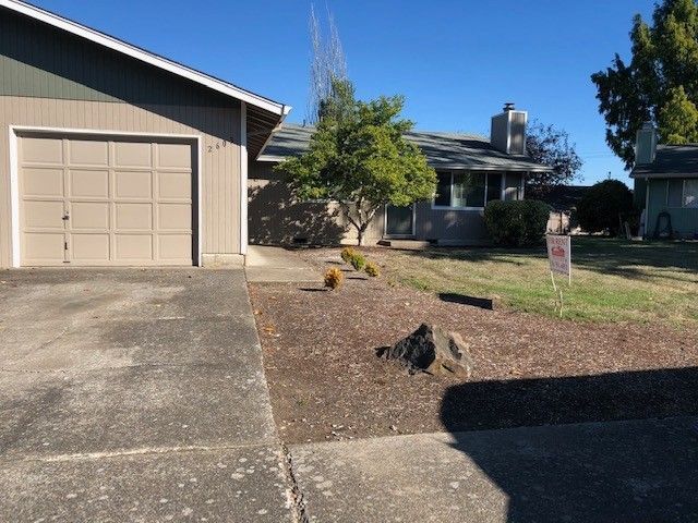 Prairie Place Duplexes in SE Albany OR, two-bedroom, one-bath – Garage and front yard with tree.