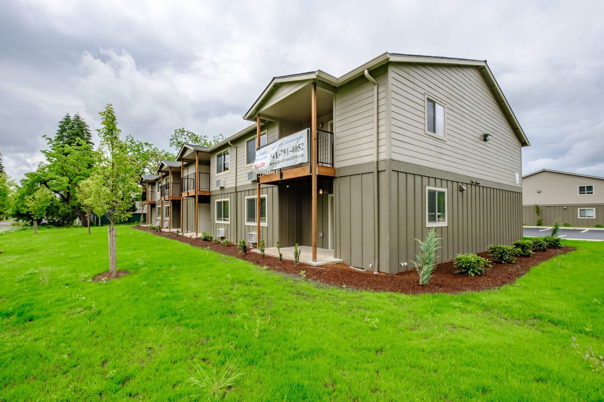 Santiam Gateway Apartments in Sweet Home Oregon – apartment home community with tree.