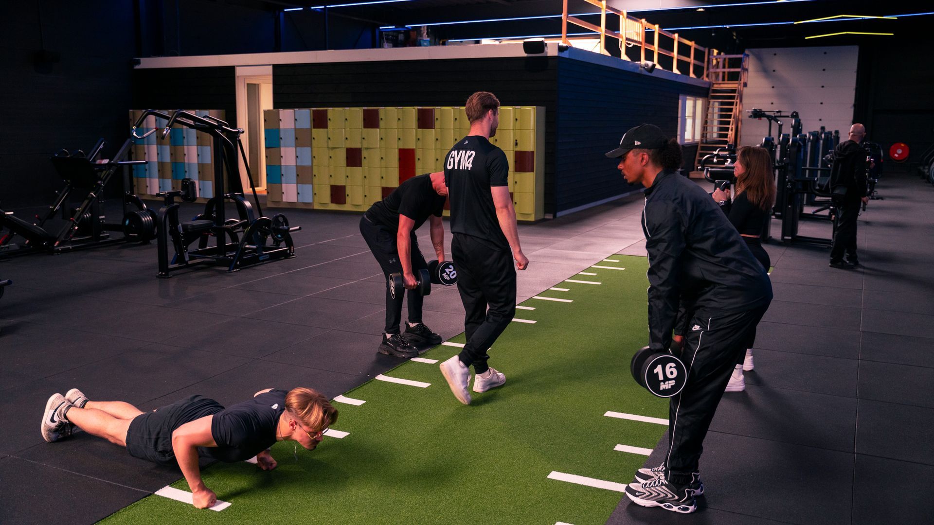 Mensen sporten in een sportschool. Eén doet push-ups