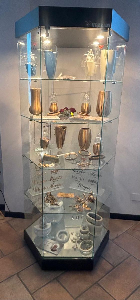 Dettaglio di incisione artigianale su marmo con scritta commemorativa