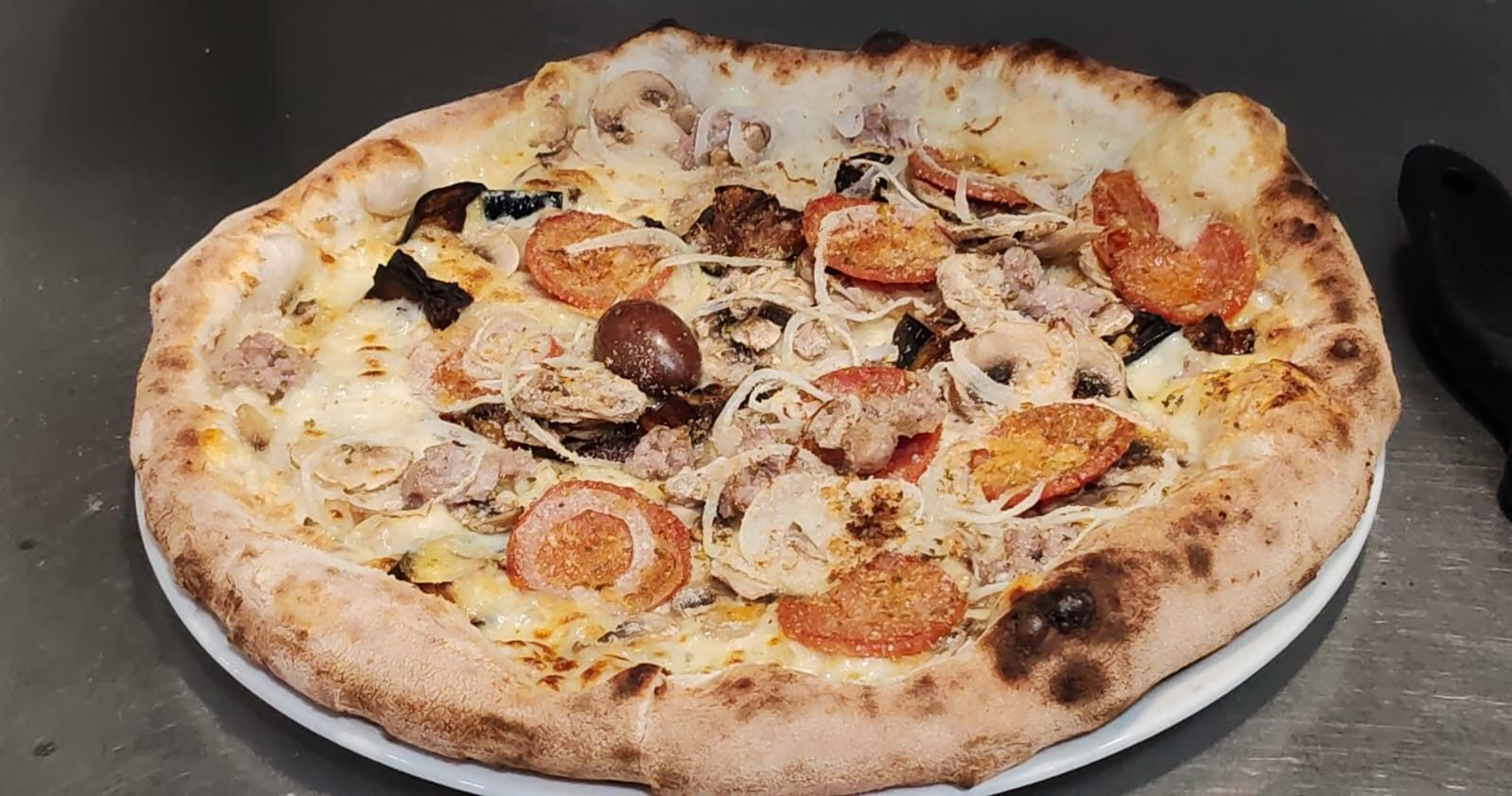 pizze cotte nel forno a legna