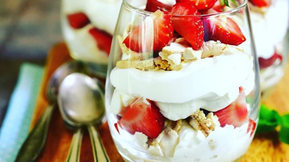 Ein Dessert im Glas, bestehend aus Erdbeeren und Quark