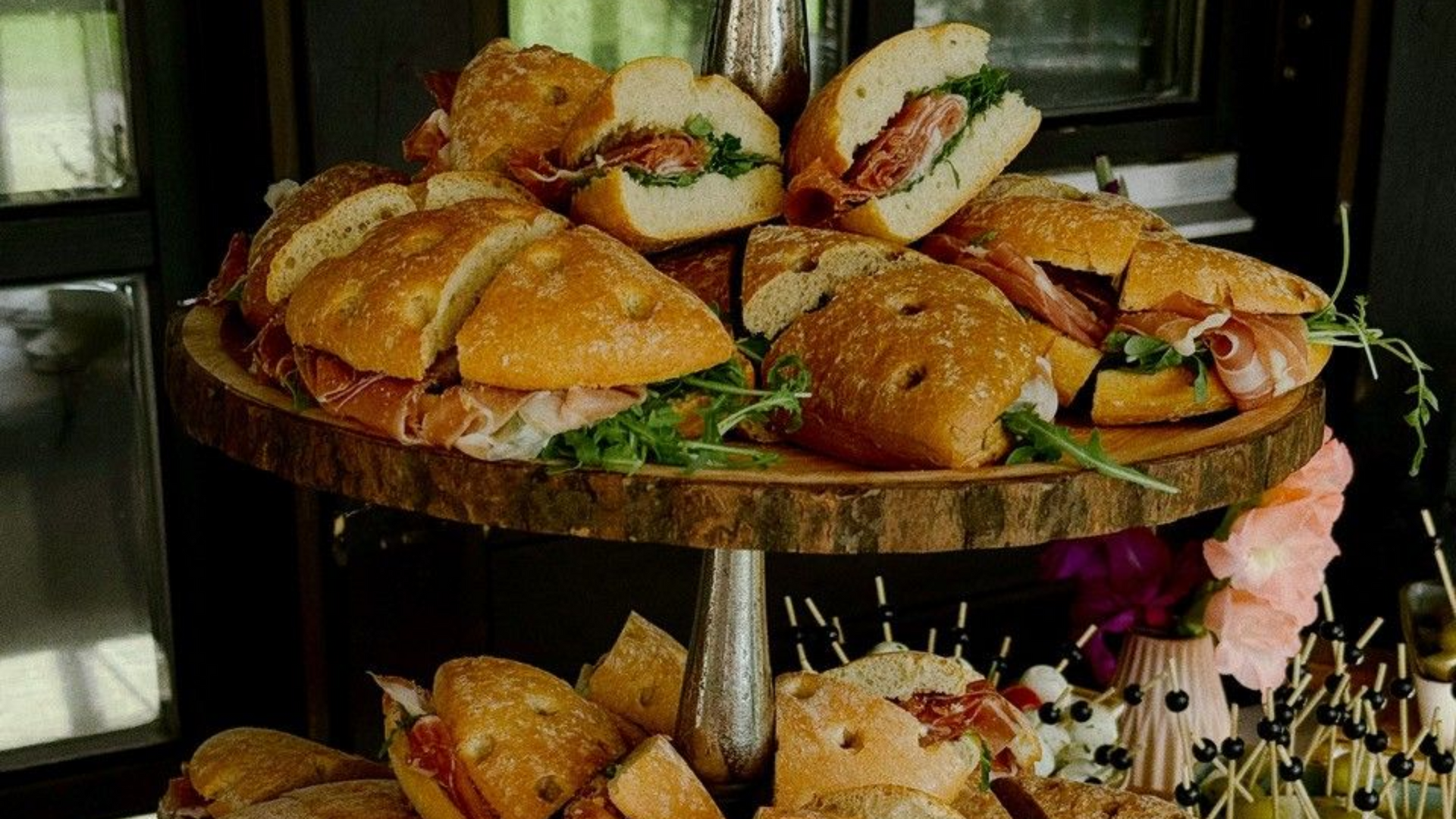Eine Pyramide aus belegten Brötchen mit Schinken und Kräutern vom Restaurant Platzhirsch