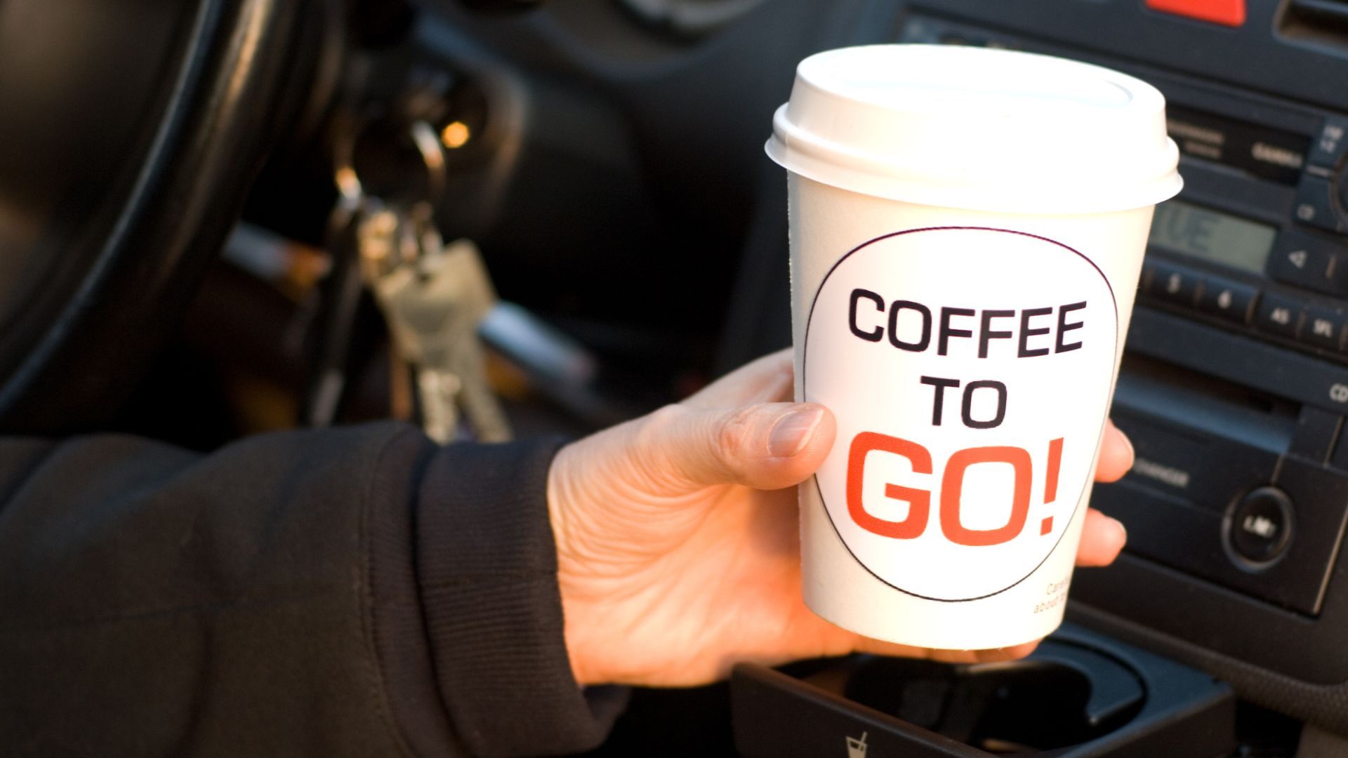 Ein Becher mit Plastikdeckel und der Aufschrift