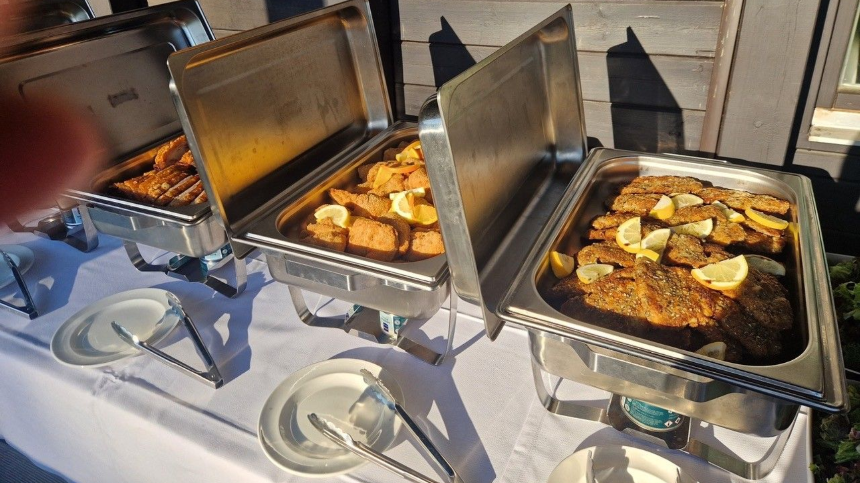 Ein Fleischbuffet mit Schnitzeln und anderen Fleischsorten auf der Terrasse des Platzhirsch Restaurants Olching