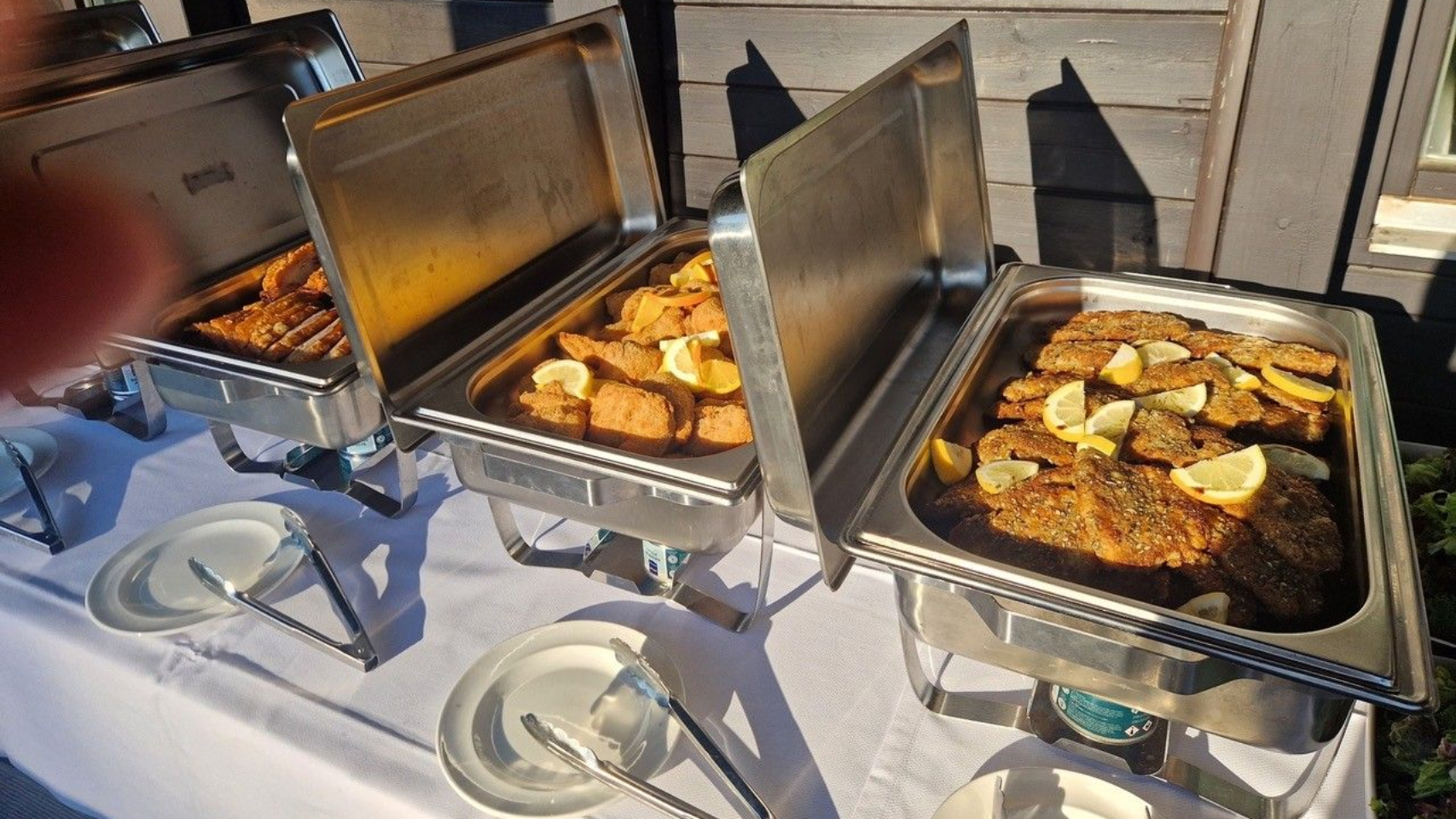 Ein Fleischbuffet mit Schnitzel und anderen Fleischsorten vom Restaurant Platzhirsch