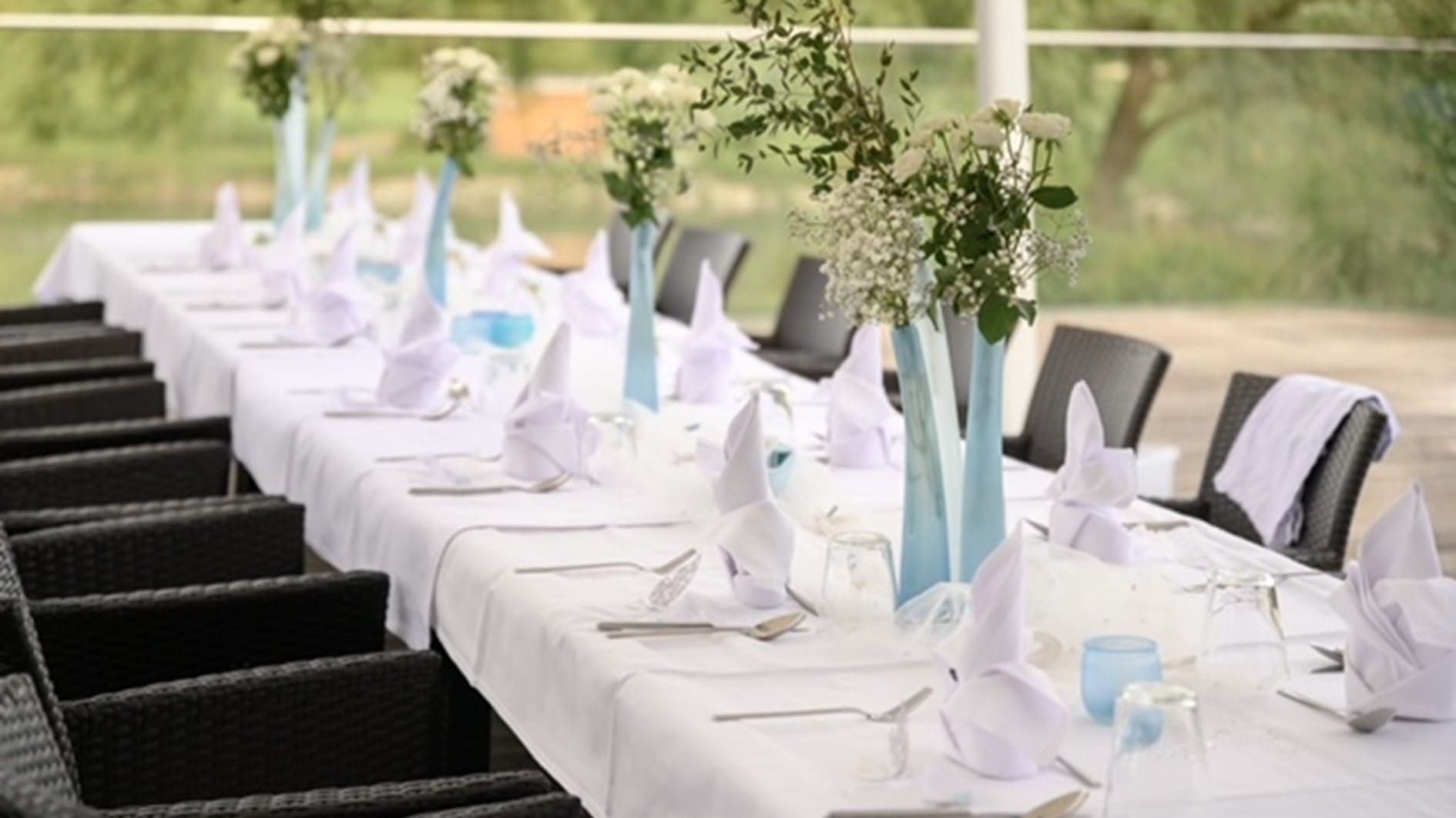 Eine feierlich gedeckte Tafel mit Blumenschmuck