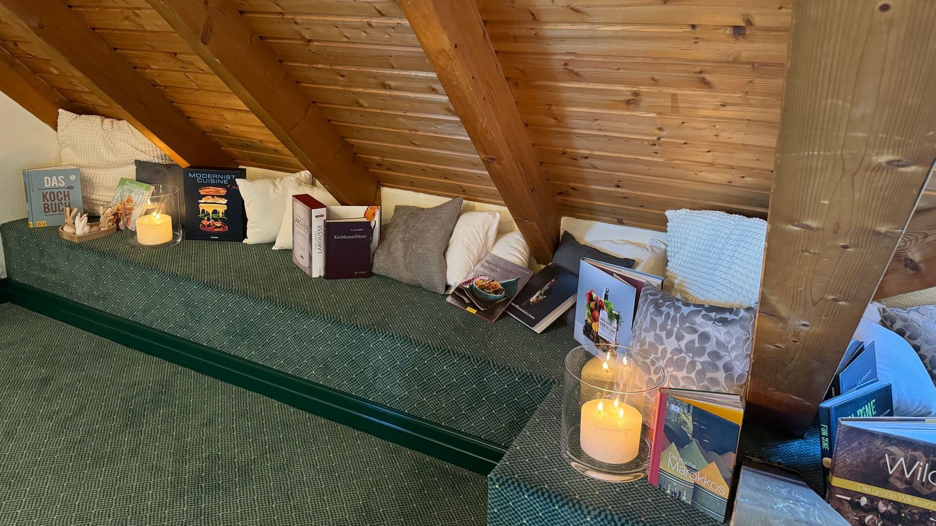 Die Relax-Area im Eventraum des Restaurant Platzhisch mit gemütlichen Kissen, Kerzen und Büchern