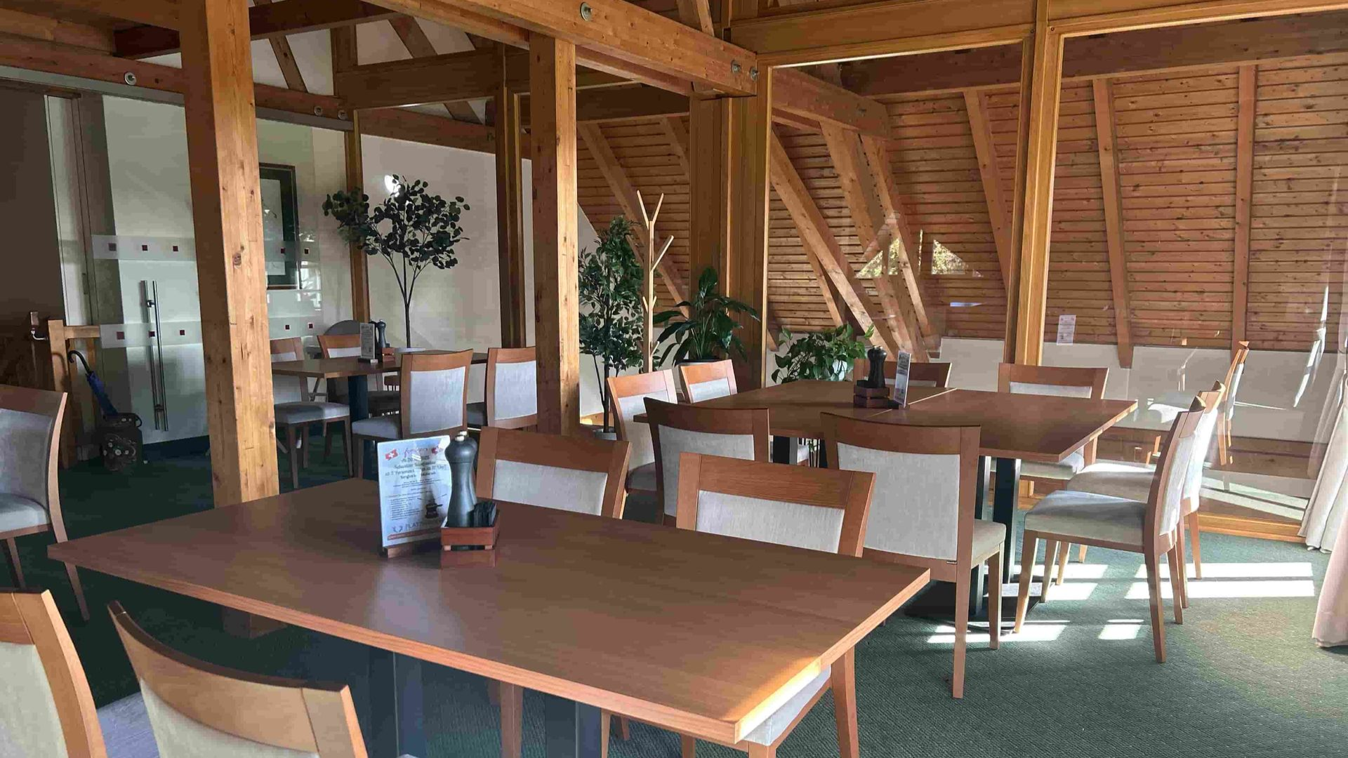 Tische und Stühle um Eventraum des Restaurant Platzhirsch
