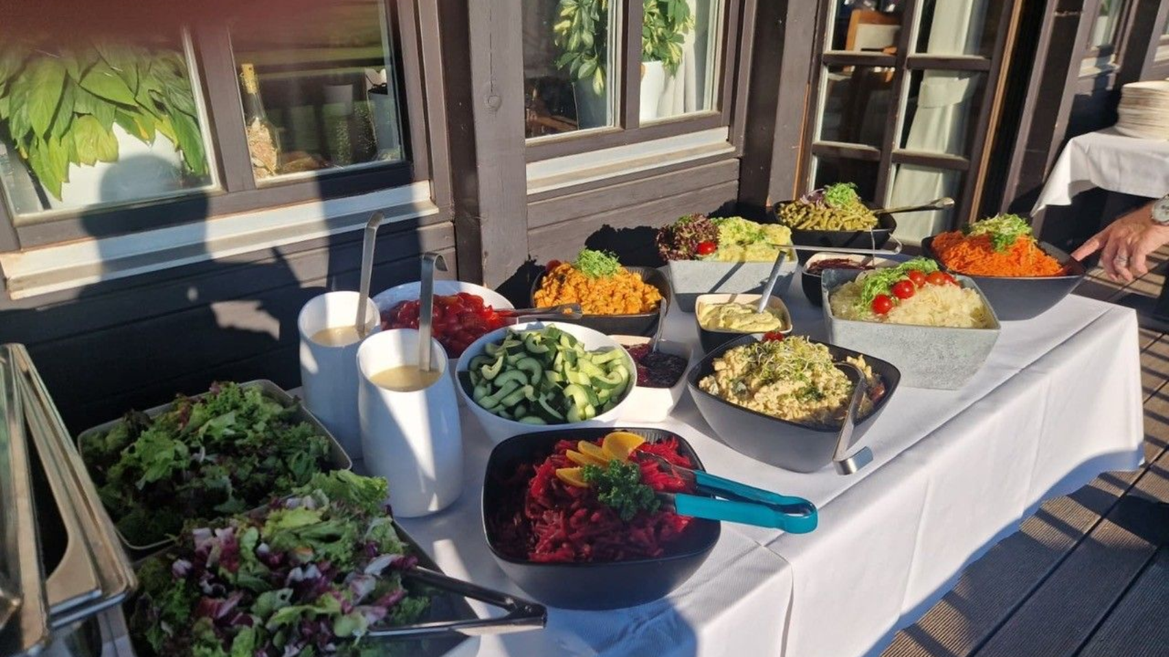 Gedecktes Salatbuffet auf der Terrasse des Platzhirsch Restaurants in Olching