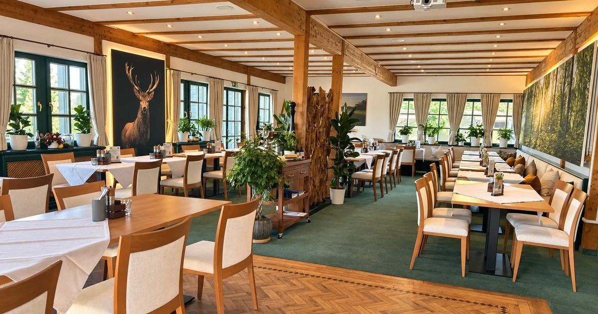 Heller Gastraum im Restaurant Platzhirsch Olching – Verpflegung für Tagungen und Seminare