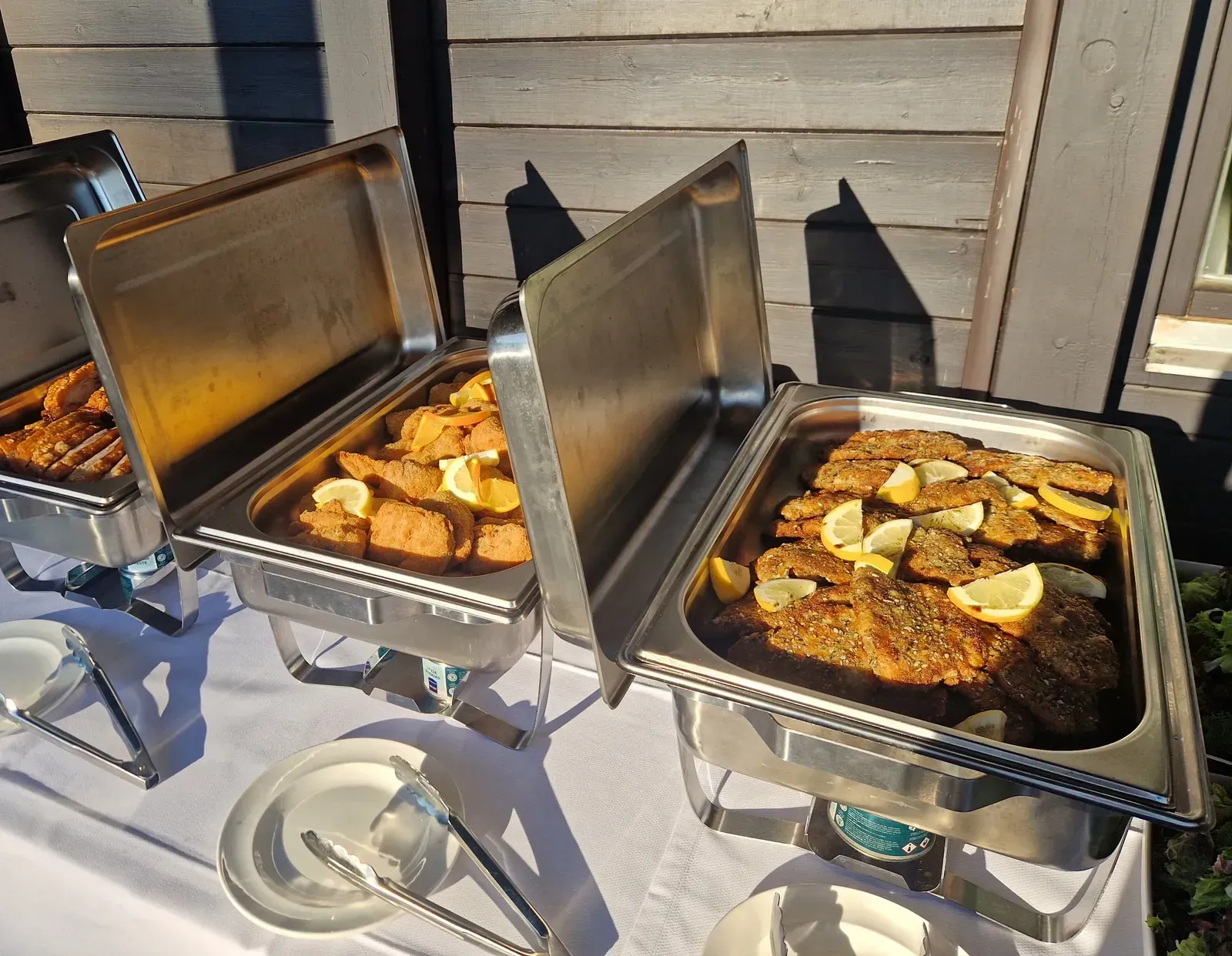 Buffet mit knusprigem Braten und Gebackenem mit Zitrone – Catering vom Platzhirsch Olching