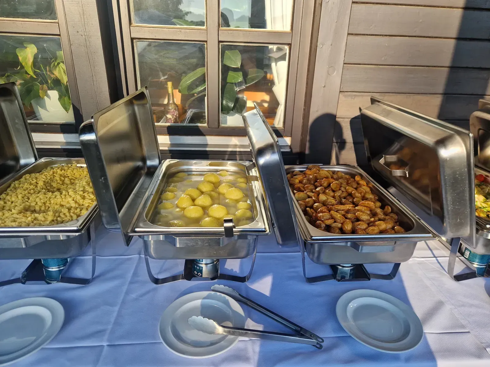 Buffet mit Spätzle, Knödeln und Röstkartoffeln – Platzhirsch Catering Olching