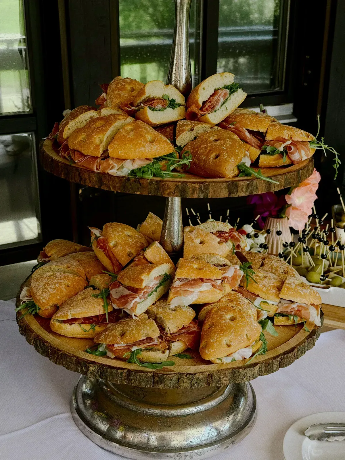 Etagere mit Focaccia, Parmaschinken und Rucola als Fingerfood