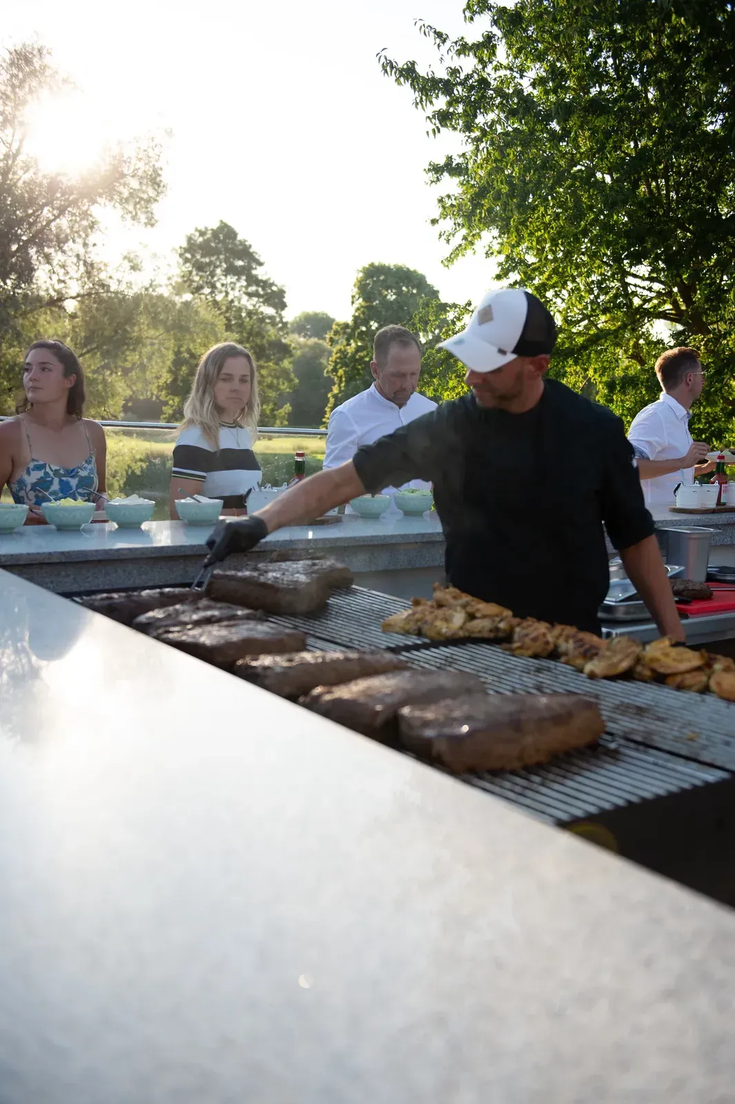 Koch des Platzhirsch grillt Steaks und Hähnchen live für die Gäste