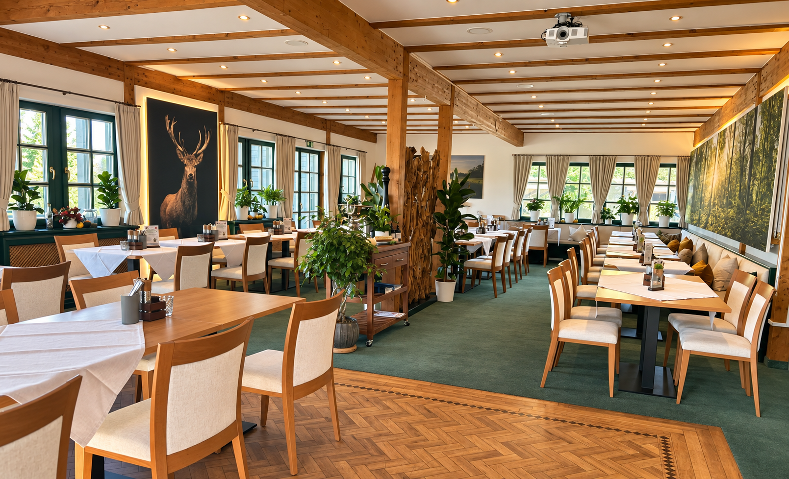 Hauptraum im Restaurant Platzhirsch mit Holzbalken, gedeckten Tischen und Hirschmotiv – Foto bearbeitet