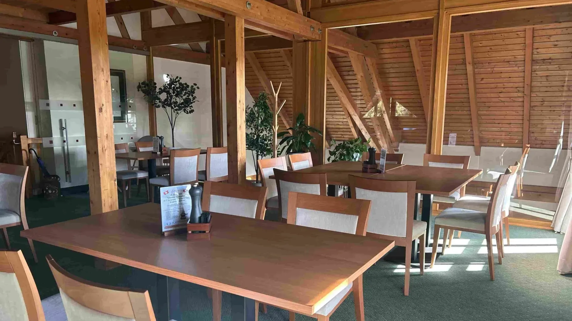 Tische und Stühle im Tagungsraum des Restaurants Platzhirsch in Olching.