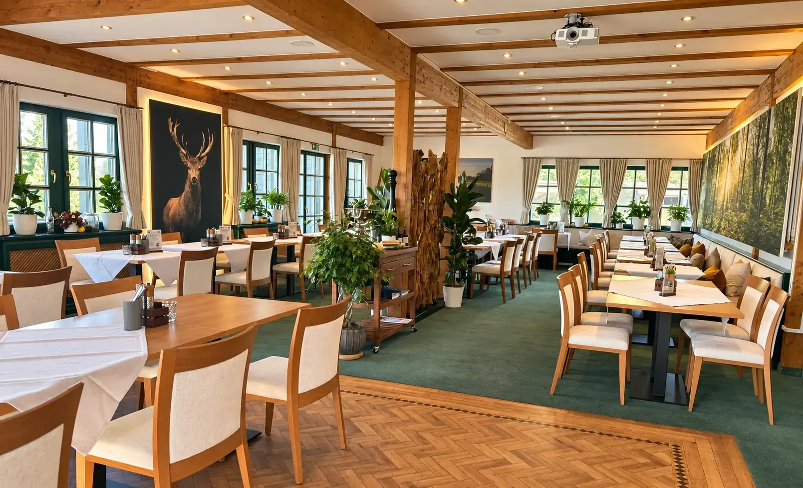 Hauptraum im Restaurant Platzhirsch mit Holzbalken, gedeckten Tischen und Hirschmotiv – Foto bearbeitet