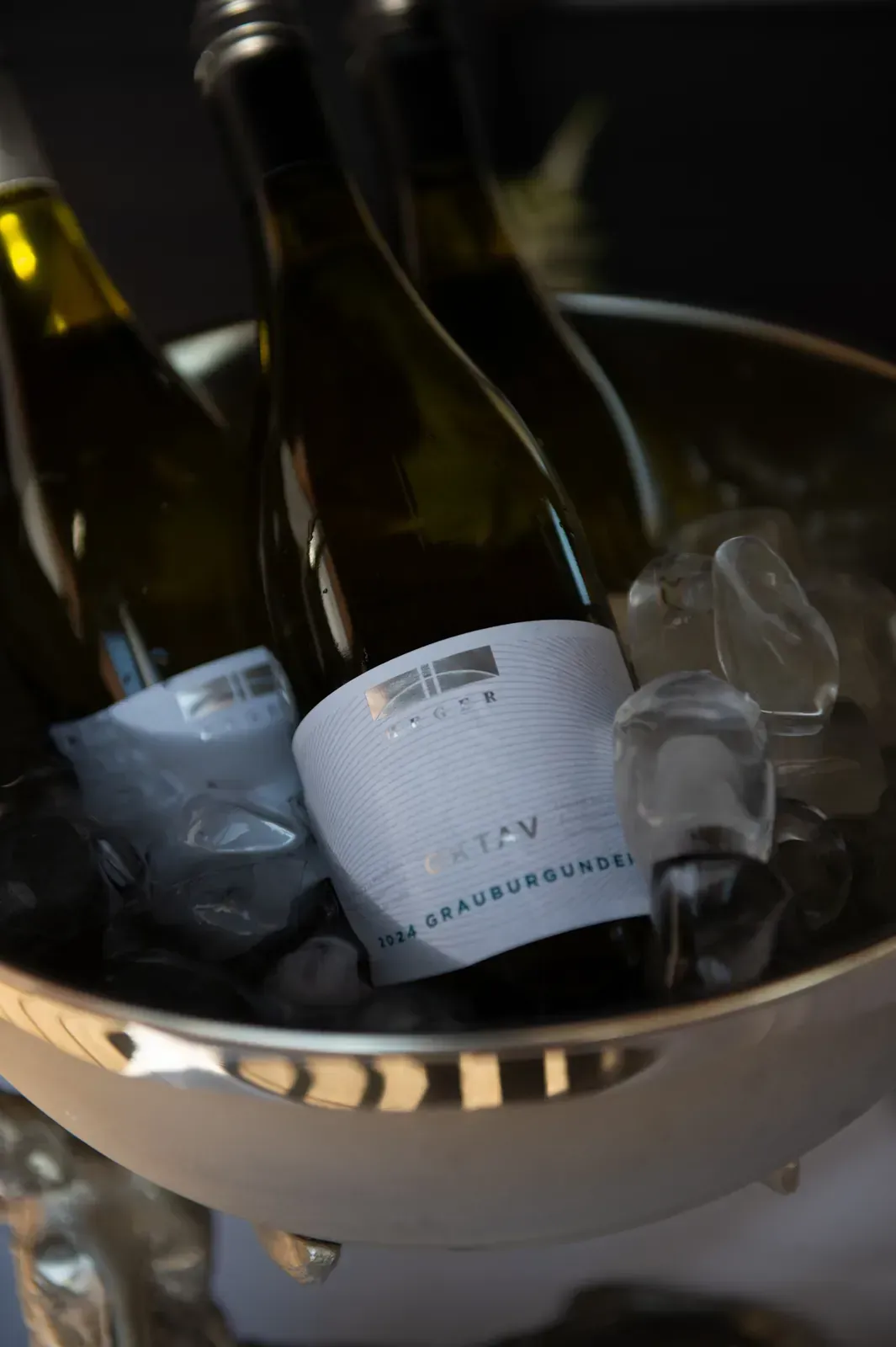 Weißwein Grauburgunder im Weinkühler mit Eis