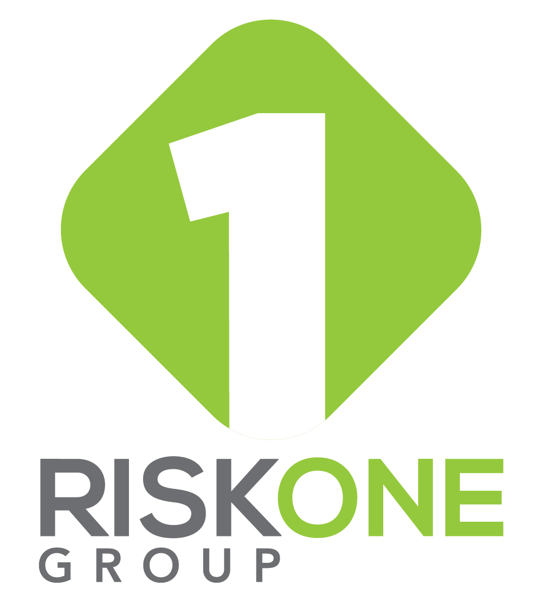 Logotipo de RiskOne Group con un rombo verde y un «1» blanco encima de texto gris