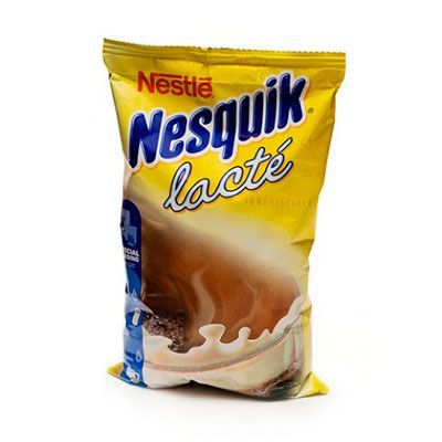 Sobre amarillo de Nesquik Lacté con ilustración de un remolino de leche chocolatada. Logotipo de Nestlé.
