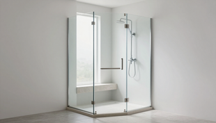 Cabina doccia in vetro con rubinetteria cromata in un bagno luminoso e minimalista.