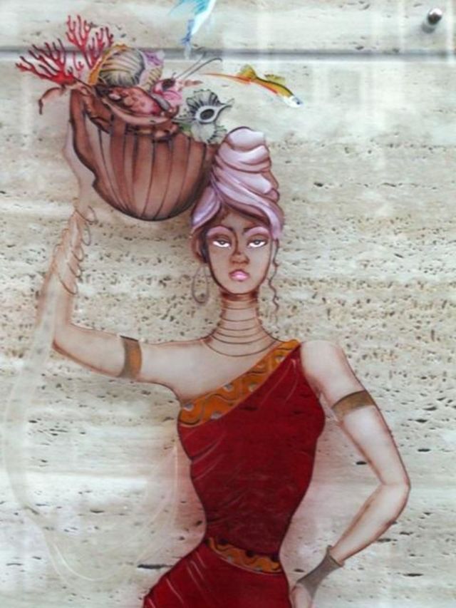 Murale stilizzato di una donna in abito rosso che porta una ciotola di fiori sulla testa.
