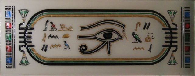 Murale egizio raffigurante l'occhio di Horus con geroglifici, incorniciato da bordi colorati.