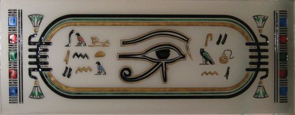 Murale egizio raffigurante l'occhio di Horus con geroglifici, incorniciato da bordi colorati.