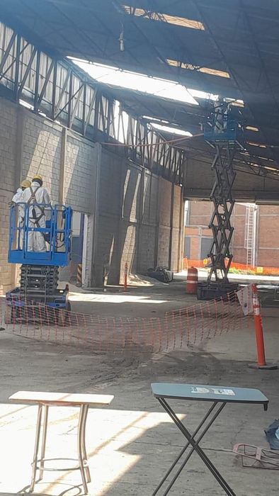 Trabajadores retirando láminas de asbesto