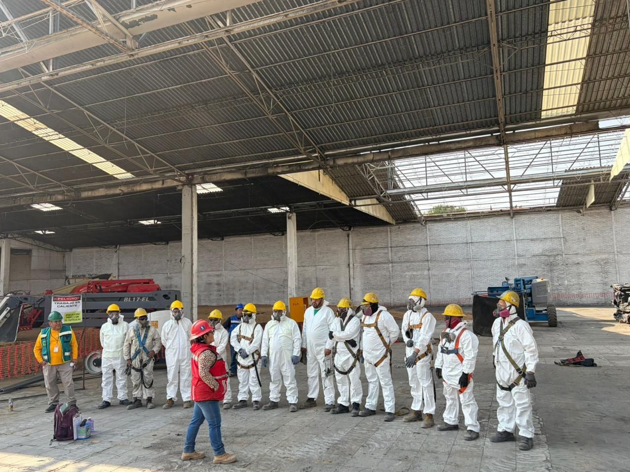 Técnico con equipo de protección inspeccionando techado