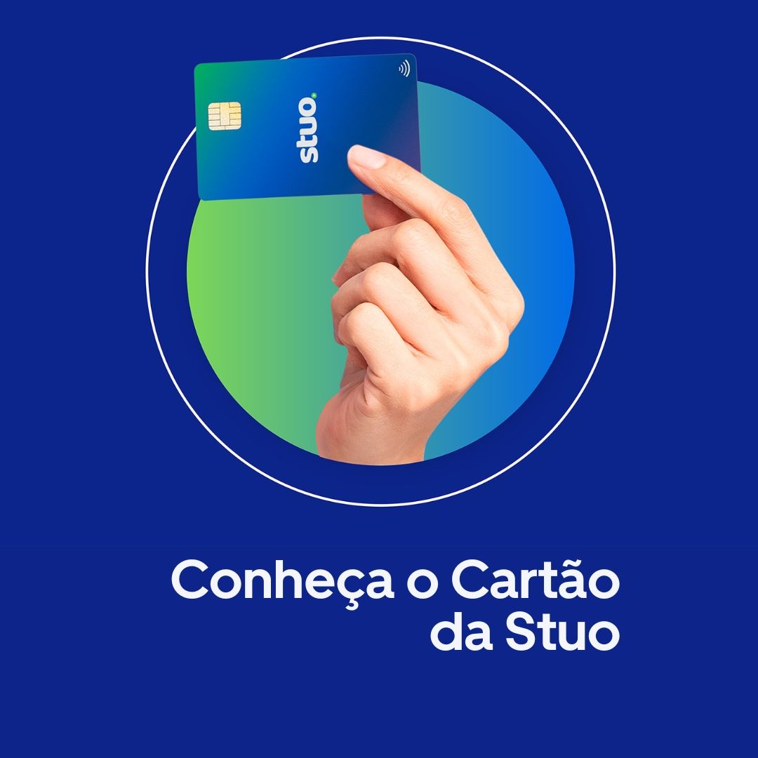 Mão segurando cartão azul Stuo com fundo azul e texto “Conheça o Cartão da Stuo”