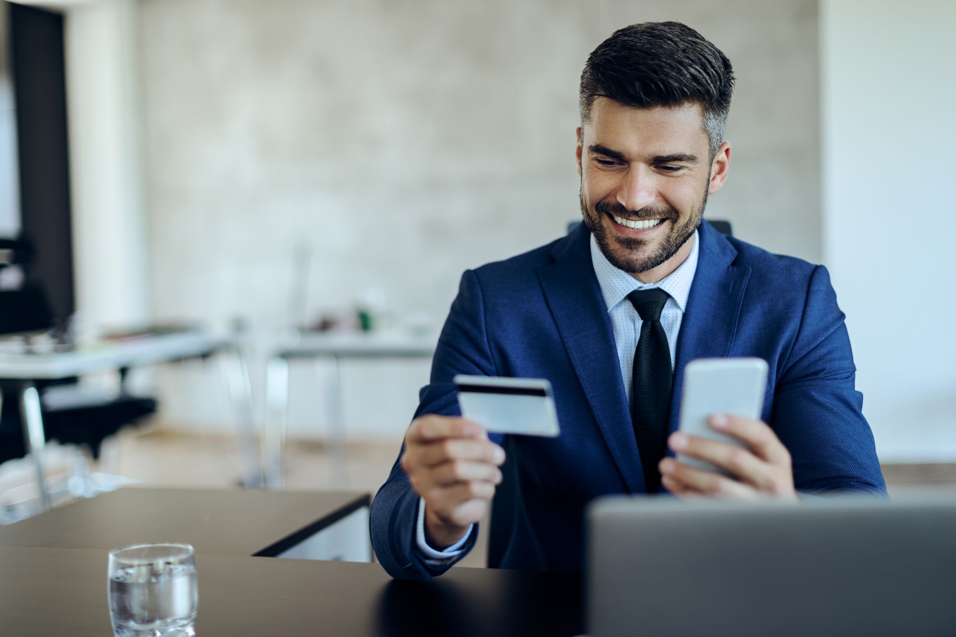 Aprenda a controlar gastos no cartão corporativo.